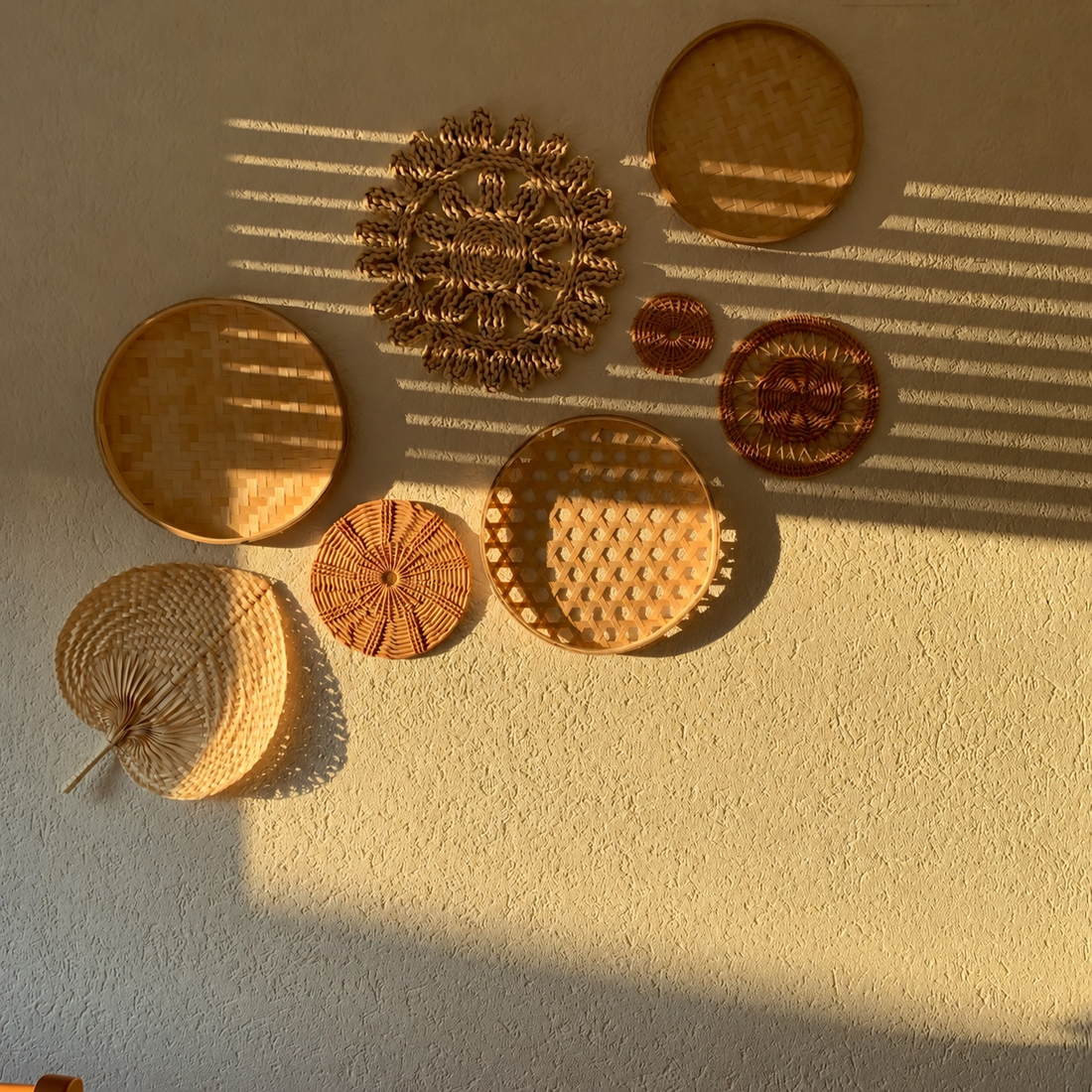 Composition de décorations murales en rotin dans une lumière chaleureuse