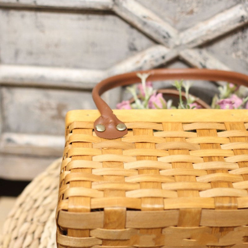 Un Panier Bleu Avec Une Anse Qui Dit " Osier " Dessus. | PSD Premium